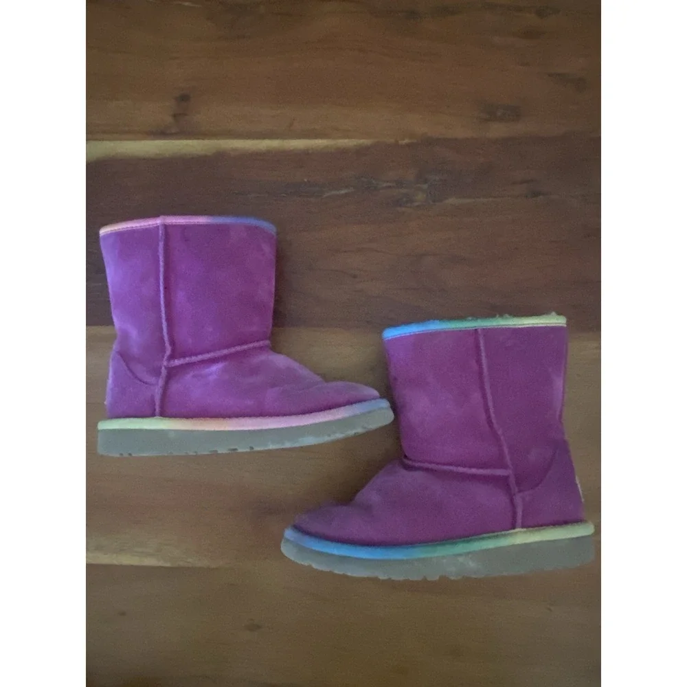 UGG CLASSIC KIDS SHORT BOOT Little Kids Size 11 Purple Suede Rainbow Piping